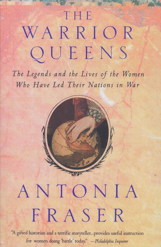 Livre 'The Warrior Queens' avec une illustration sur la couverture d'une main posée sur un globe terrestre, entourée d'une couronne. Titre 'The Warrior Queens: The Legends and the Lives of the Women Who Have Led Their Nations in War' par Antonia Fraser.