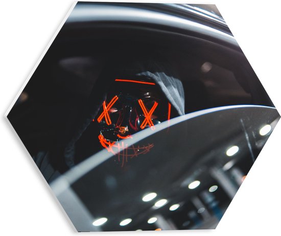 WallClassics - PVC Schuimplaat Hexagon - Man met Masker met Rode Details in Auto - 30x26.1 cm Foto op Hexagon (Met Ophangsysteem)