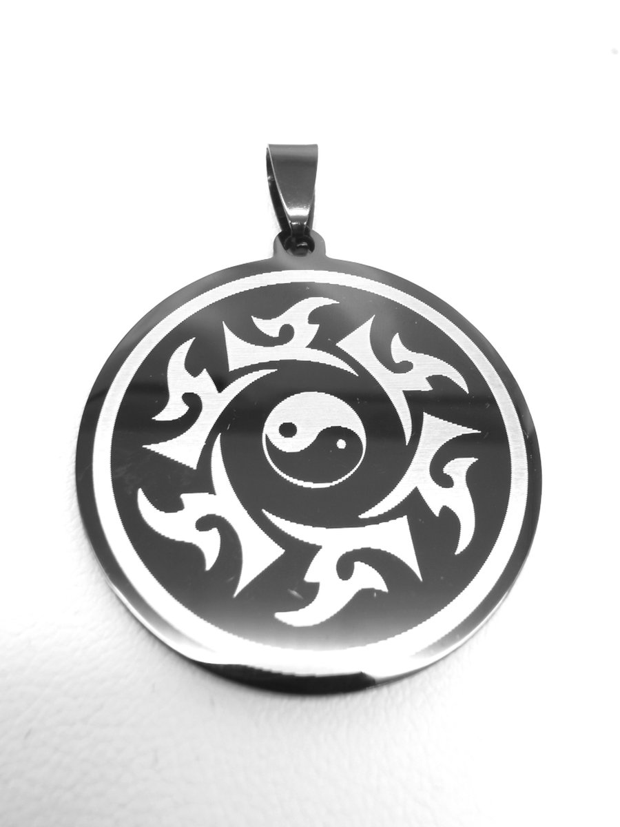 Stoere RVS hanger - Yin Yang - zwart met zilverkleurig zonnestralen en gratis leer ketting 50 cm zwart.