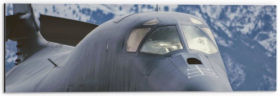 WallClassics - Dibond - Vooraanzicht van Straaljager Vliegend bij Sneeuwbergen - 60x20 cm Foto op Aluminium (Wanddecoratie van metaal)
