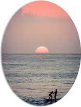 PVC Schuimplaat Ovaal - Surfers in de Zee bij Zonsondergang - 51x68 cm Foto op Ovaal (Met Ophangsysteem)