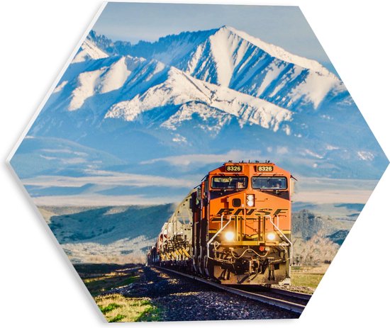 WallClassics - PVC Schuimplaat Hexagon - Oranje Trein in IJslandschap op Spoor - 30x26.1 cm Foto op Hexagon (Met Ophangsysteem)