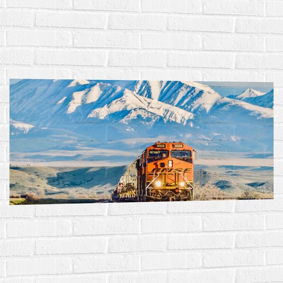 WallClassics - Muursticker - Oranje Trein in IJslandschap op Spoor - 100x50 cm Foto op Muursticker
