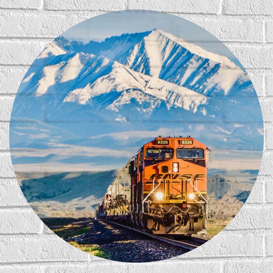 WallClassics - Muursticker Cirkel - Oranje Trein in IJslandschap op Spoor - 70x70 cm Foto op Muursticker