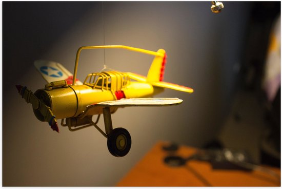 WallClassics - Poster (Mat) - Geel Kinderspeelgoed Vliegtuigje Zwevend in Kinderkamer - 60x40 cm Foto op Posterpapier met een Matte look