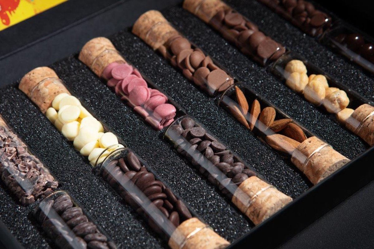 iChoc Experience Box - Chocoladespel voor 4 personen - 12 tubes chocolade soorten