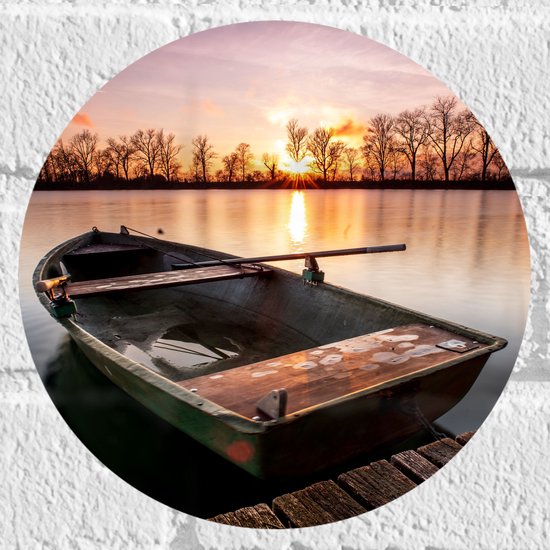 WallClassics - Muursticker Cercle - Bateau de pêche rouillé sur l' Water avec coucher de soleil - 20x20 cm Photo sur Muursticker