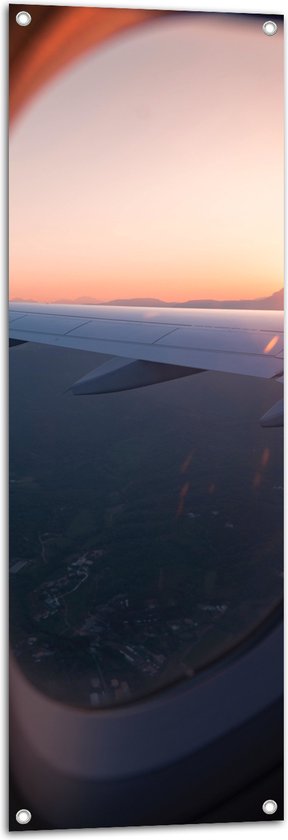 WallClassics - Tuinposter – Uitzicht vanuit een Vliegtuig Raam op Land bij Zonsondergang - 40x120 cm Foto op Tuinposter (wanddecoratie voor buiten en binnen)
