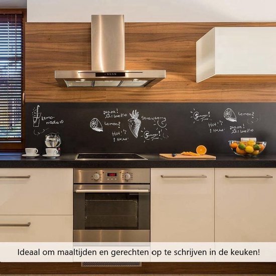 Keuken met een schoolbord achter het fornuis waarop tekeningen en tekst staan.