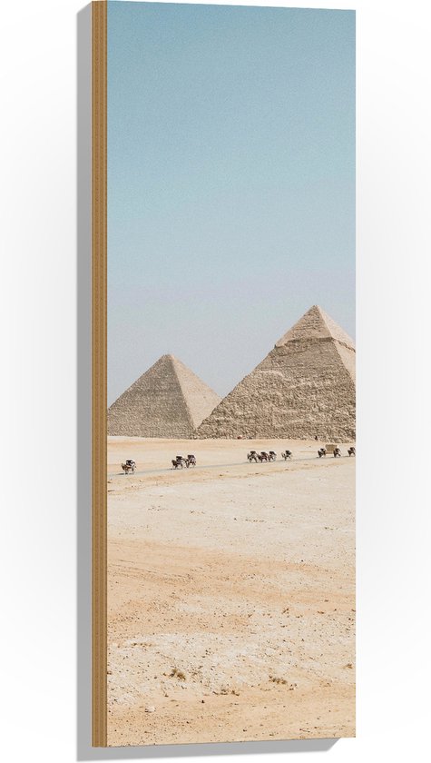 WallClassics - Hout - Piramides in de Woestijn met Kamelen - 30x90 cm - 9 mm dik - Foto op Hout (Met Ophangsysteem)