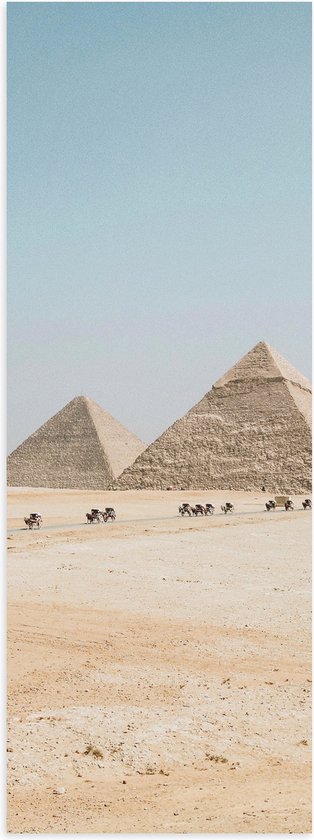 WallClassics - Poster (Mat) - Piramides in de Woestijn met Kamelen - 20x60 cm Foto op Posterpapier met een Matte look