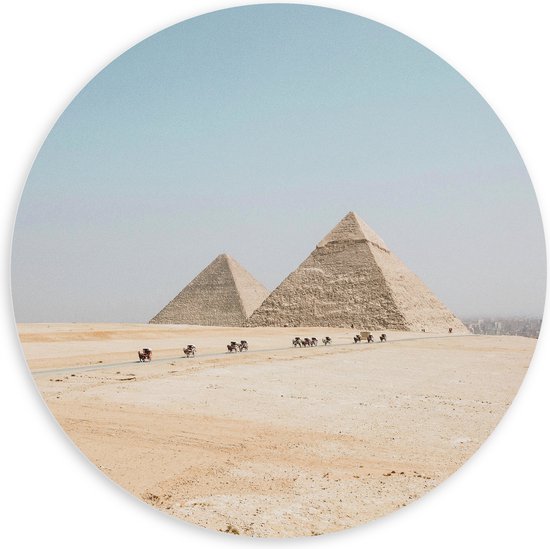 WallClassics - PVC Schuimplaat Muurcirkel - Piramides in de Woestijn met Kamelen - 100x100 cm Foto op Muurcirkel (met ophangsysteem)