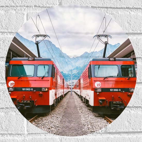 WallClassics - Muursticker Cirkel - Twee Treinen bij Station - 40x40 cm Foto op Muursticker