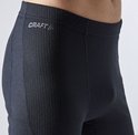 Detail van de zwarte, geribbelde tailleband van een thermolegging met Craft logo.