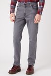 Man met lang blond haar in een grijs straight-fit jeans en een rood geruit flanellen overhemd.