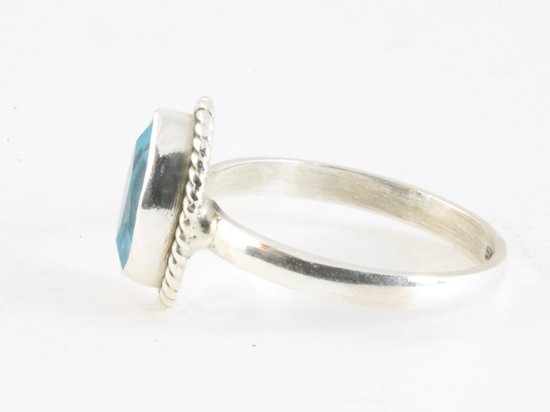 Bague en argent finement travaillée avec topaze bleue - taille 18