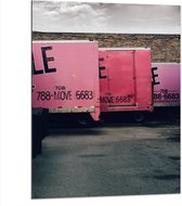 WallClassics - Dibond - Rij Roze Vrachtwagens - 75x100 cm Foto op Aluminium (Wanddecoratie van metaal)