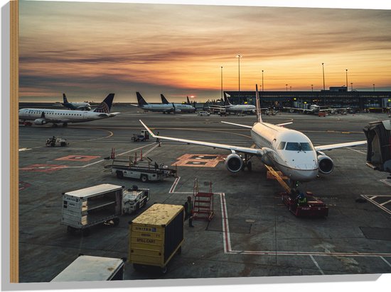 WallClassics - Hout - Meerdere Vliegtuigen geparkeerd op Vliegbasis - 80x60 cm - 9 mm dik - Foto op Hout (Met Ophangsysteem)