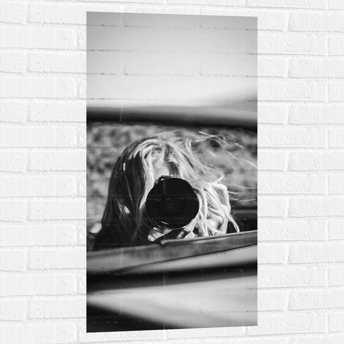 Muursticker - Fotograaf in Autospiegel (zwart-wit) - 50x100 cm Foto op Muursticker