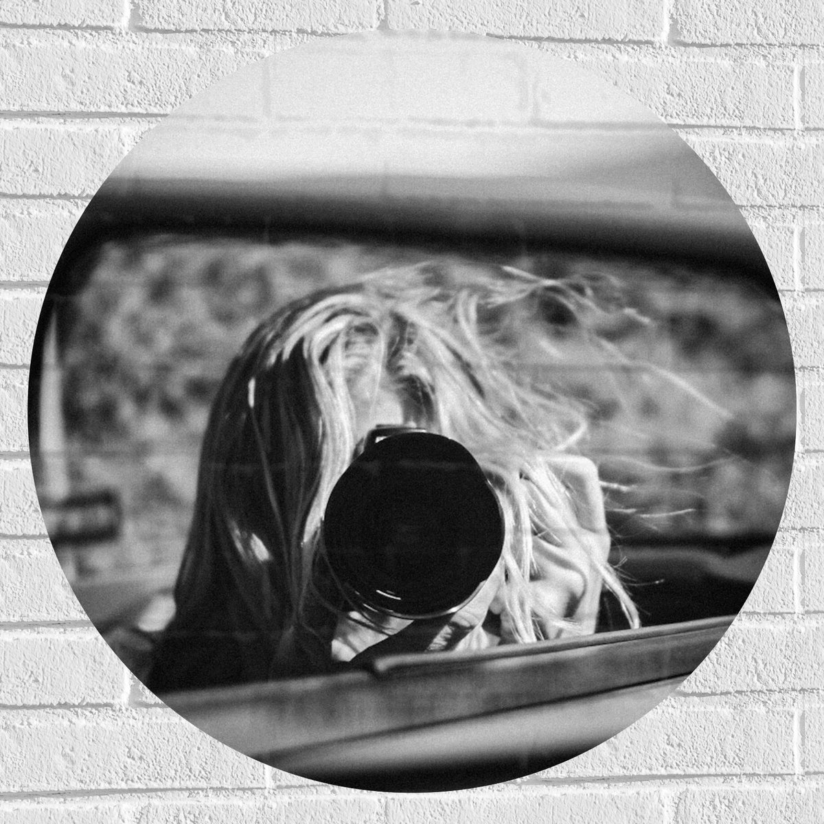 Muursticker Cirkel - Fotograaf in Autospiegel (zwart-wit) - 70x70 cm Foto op Muursticker