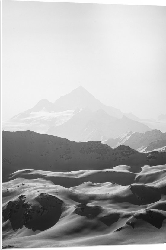 PVC Schuimplaat- Zwart-wit Foto van Bergen in de Sneeuw - 70x105 cm Foto op PVC Schuimplaat