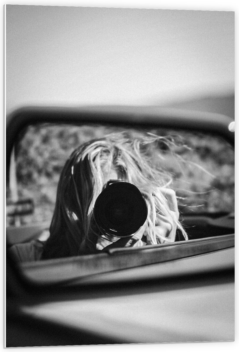 PVC Schuimplaat- Fotograaf in Autospiegel (zwart-wit) - 60x90 cm Foto op PVC Schuimplaat