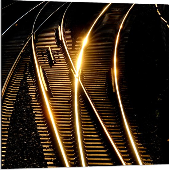 WallClassics - Dibond - Kruisende Spoorwegen in het Donker - 80x80 cm Foto op Aluminium (Wanddecoratie van metaal)