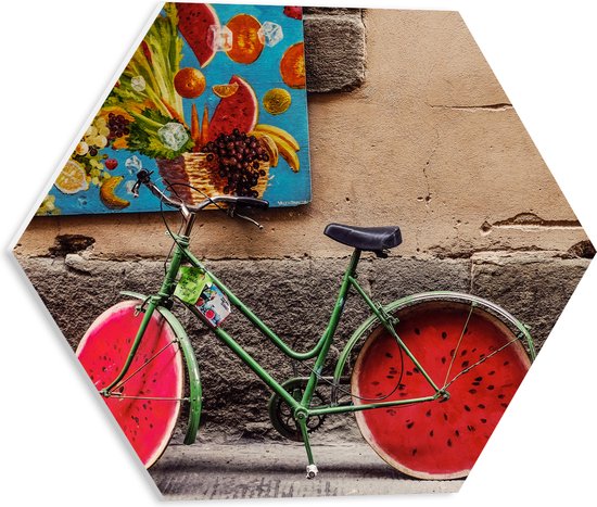 WallClassics - PVC Schuimplaat Hexagon - Geparkeerde Fiets bij Muur met Watermeloen Wielen - 40x34.8 cm Foto op Hexagon (Met Ophangsysteem)