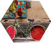 WallClassics - Dibond Hexagon - Geparkeerde Fiets bij Muur met Watermeloen Wielen - 50x43.5 cm Foto op Hexagon (Met Ophangsysteem)