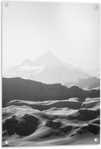 Tuinposter – Zwart-wit Foto van Bergen in de Sneeuw - 60x90 cm Foto op Tuinposter (wanddecoratie voor buiten en binnen)
