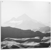 Tuinposter – Zwart-wit Foto van Bergen in de Sneeuw - 100x100 cm Foto op Tuinposter (wanddecoratie voor buiten en binnen)