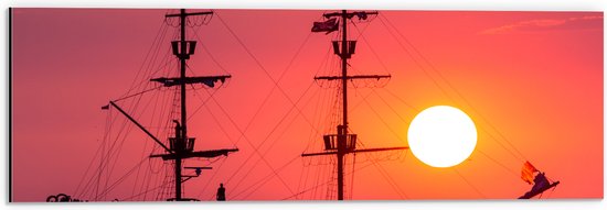 WallClassics - Dibond - Silhouet van Groot Vrachtschip tijdens Rozekleurige Zonsondergang - 60x20 cm Foto op Aluminium (Met Ophangsysteem)