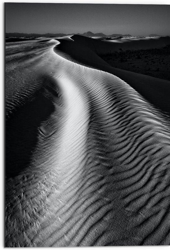 Dibond - Maan boven Zandheuvels (Zwart- wit) - 50x75 cm Foto op Aluminium (Wanddecoratie van metaal)