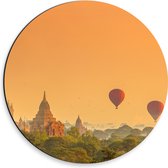Dibond Muurcirkel - Luchtballonnen Zwevend boven Planten bij Twee Tempels - Bagan Myanmar - 30x30 cm Foto op Aluminium Muurcirkel (met ophangsysteem)