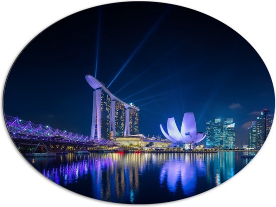 Dibond Ovaal - Gebouwen in de Avond in Singapore - 96x72 cm Foto op Ovaal (Met Ophangsysteem)