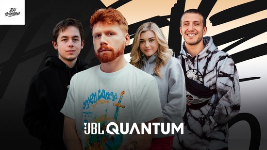 Vier personen van 100 Thieves met JBL Quantum logo.