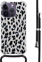 Hoesje met koord - Geschikt voor iPhone 14 Pro Max - Luipaard grijs - Verstelbaar zwart koord - Transparant, Grijs - Luipaardprint - Leuke Telefoonhoesjes
