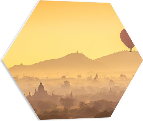PVC Schuimplaat Hexagon - Luchtballon Zwevend boven Tempels in Oranje Zonlicht - Bagan Myanmar - 50x43.5 cm Foto op Hexagon (Met Ophangsysteem)
