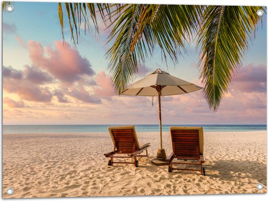Tuinposter – Twee Ligbedden op het Strand met Palmboom - 80x60 cm Foto op Tuinposter (wanddecoratie voor buiten en binnen)