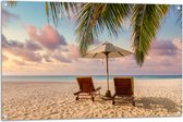 Tuinposter – Twee Ligbedden op het Strand met Palmboom - 105x70 cm Foto op Tuinposter (wanddecoratie voor buiten en binnen)
