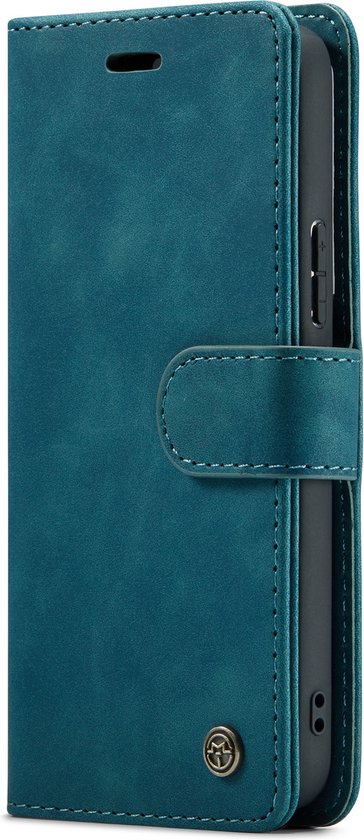 Gesloten turquoise Casemania telefoonhoesje met drukknoopsluiting.