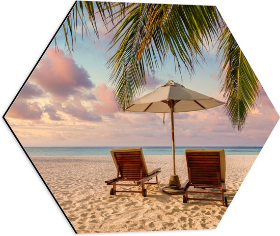 Dibond Hexagon - Twee Ligbedden op het Strand met Palmboom - 50x43.5 cm Foto op Hexagon (Met Ophangsysteem)