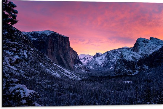 Dibond - Gebergte vol Sneeuw met Roze Lucht - 75x50 cm Foto op Aluminium (Wanddecoratie van metaal)