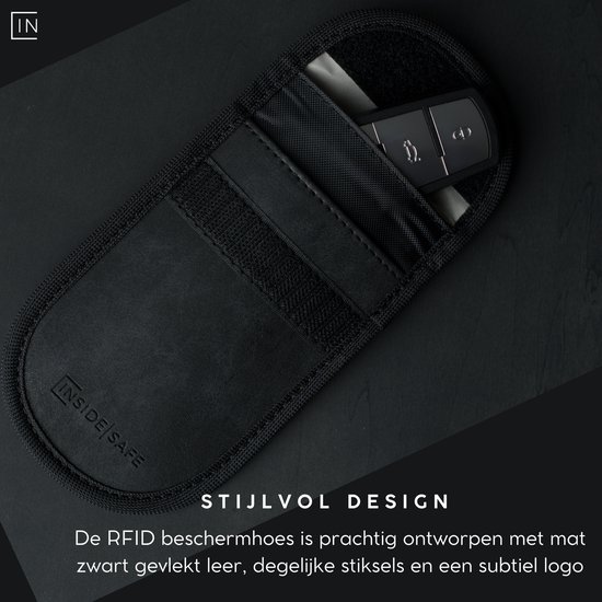 Zwarte leren RFID-hoes met autosleutel erin, met tekst 'Stijlvol Design'.