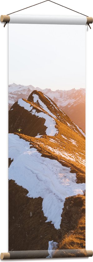 WallClassics - Textielposter - Klein Hoopje Sneeuw op Hoge Berg in Landschap - 30x90 cm Foto op Textiel