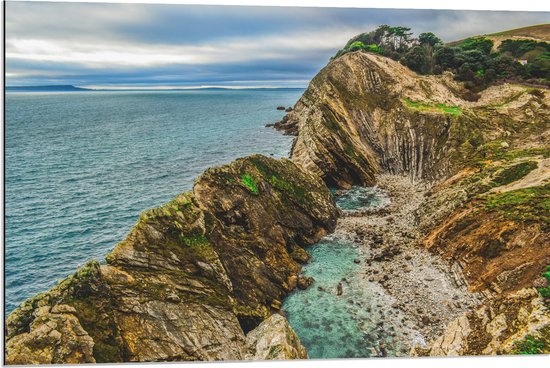 Dibond - Baai met Bergen en Zee - 90x60 cm Foto op Aluminium (Wanddecoratie van metaal)