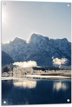Tuinposter – Berglandschap met Sneeuw en een Meer - 60x80 cm Foto op Tuinposter (wanddecoratie voor buiten en binnen)