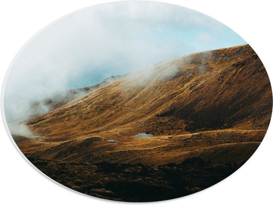 PVC Schuimplaat Ovaal - Bergen Verdwijnen in Wolken - 40x30 cm Foto op Ovaal (Met Ophangsysteem)