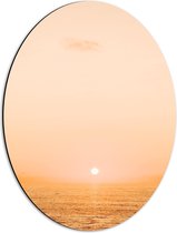 WallClassics - Dibond Ovaal - Mistige Zonsondergang boven Zee - 42x56 cm Foto op Ovaal (Met Ophangsysteem)