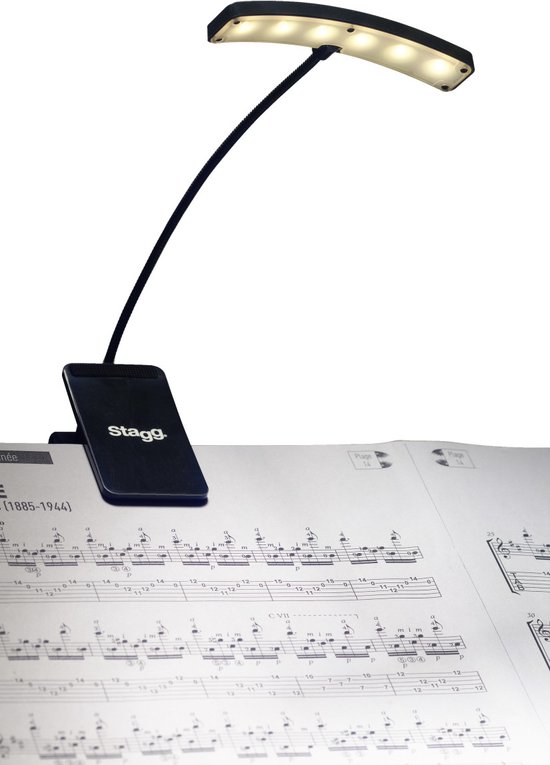 Zwart lessenaarlampje met flexibele hals, geplaatst op muziekpagina's.